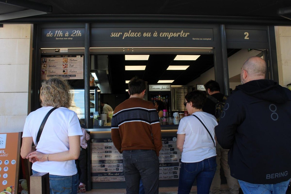 Clients devant Le Gourmet sucré salé à Autun, service en continu de 11h à 21h