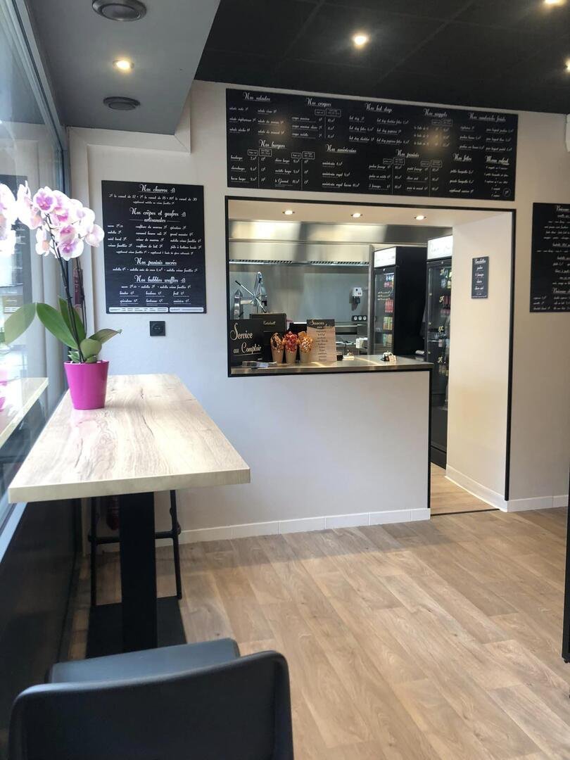Intérieur du restaurant Le Gourmet à Autun avec carte et comptoir