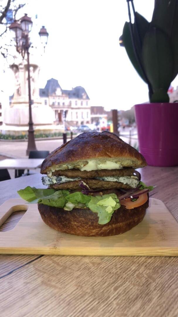 Burger maison fromage chèvre du Gourmet avec vue sur place du Champ de Mars Autun
