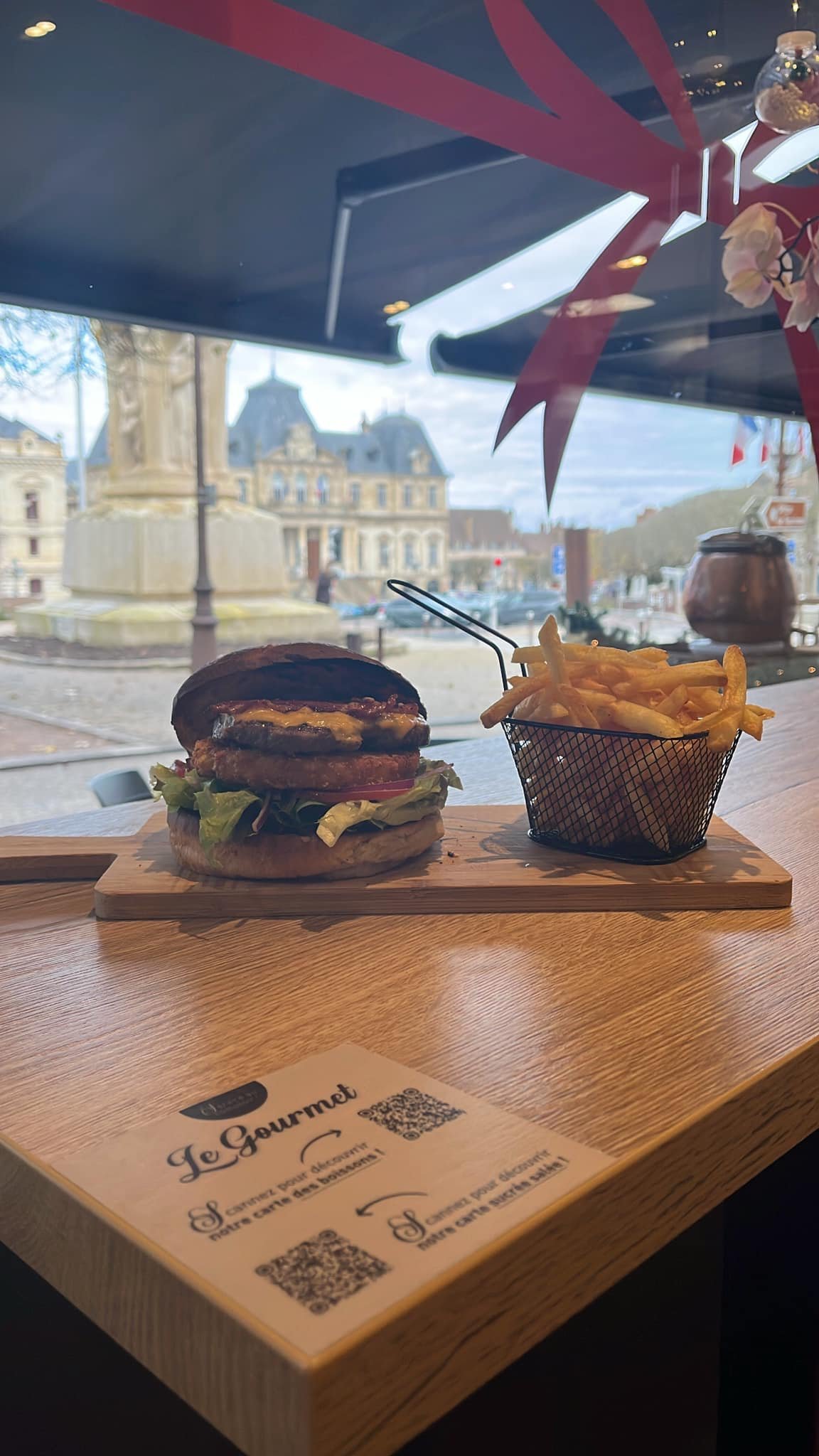 Burger maison et frites maison Le Gourmet sucré salé devant la mairie d'Autun